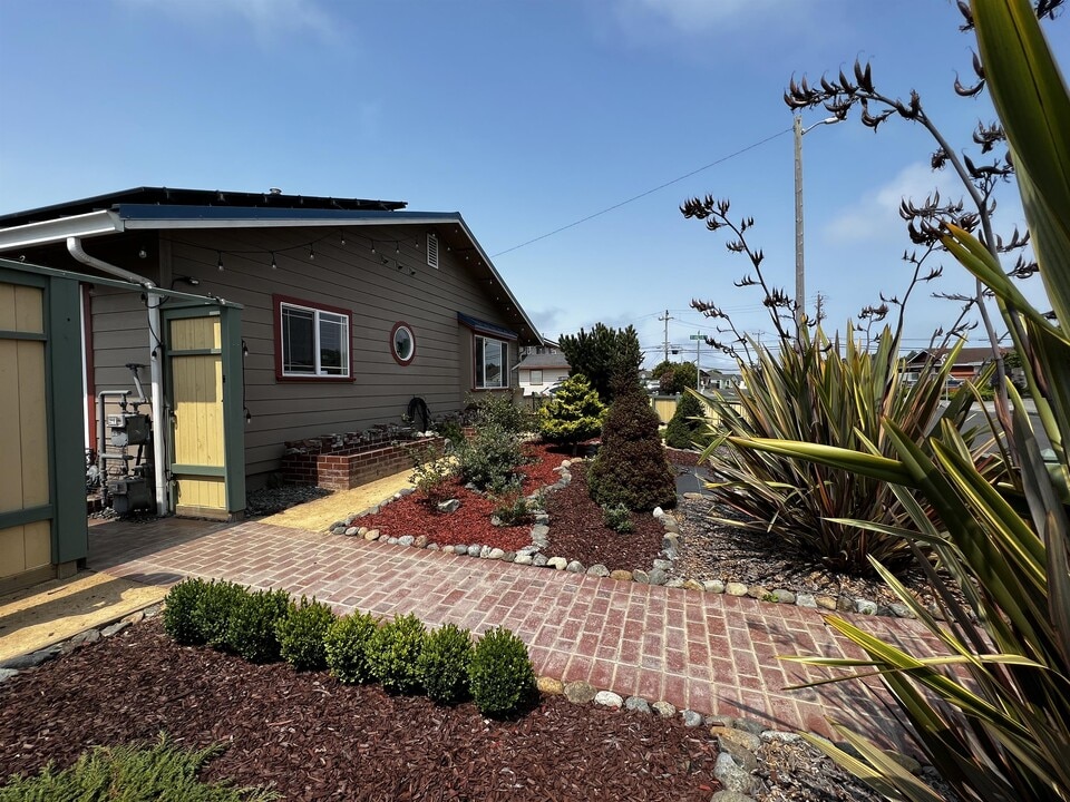 1109 Thomas St in Eureka, CA - Building Photo