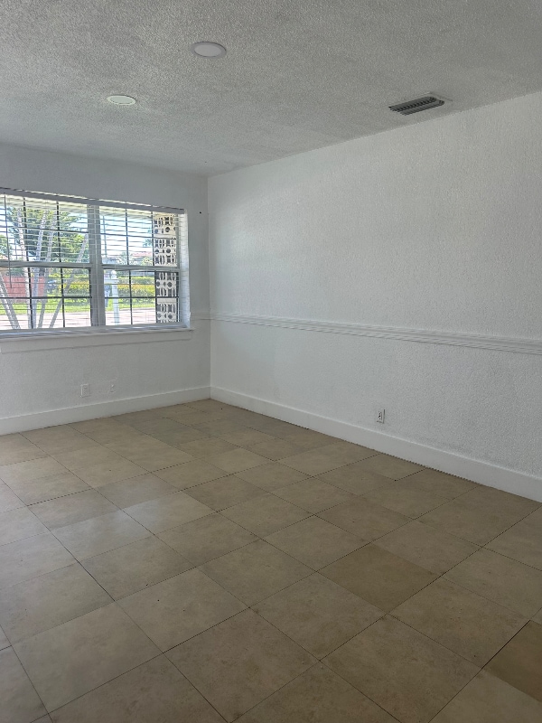 1101 NW 55th Ave in Lauderhill, FL - Foto de edificio - Building Photo