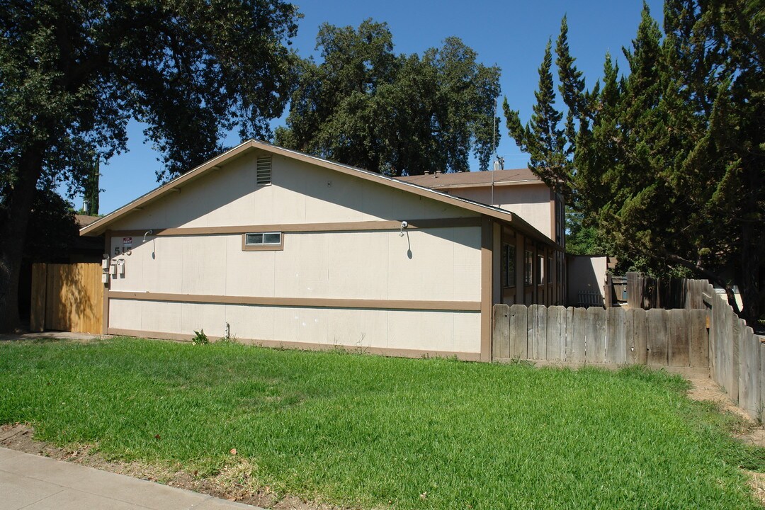 515 S Santa Fe Ave in Visalia, CA - Building Photo