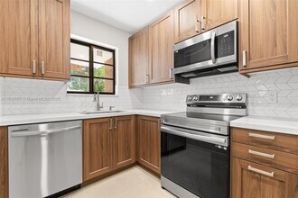 2440 SW 3rd St in Miami, FL - Foto de edificio - Building Photo
