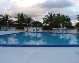 14501 N Kendall Dr in Miami, FL - Building Photo - Building Photo