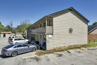 Heritage Court Apartments in Angleton, TX - Foto de edificio - Building Photo