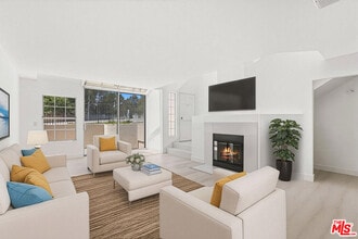 4240 Lost Hills Rd in Calabasas, CA - Foto de edificio - Building Photo