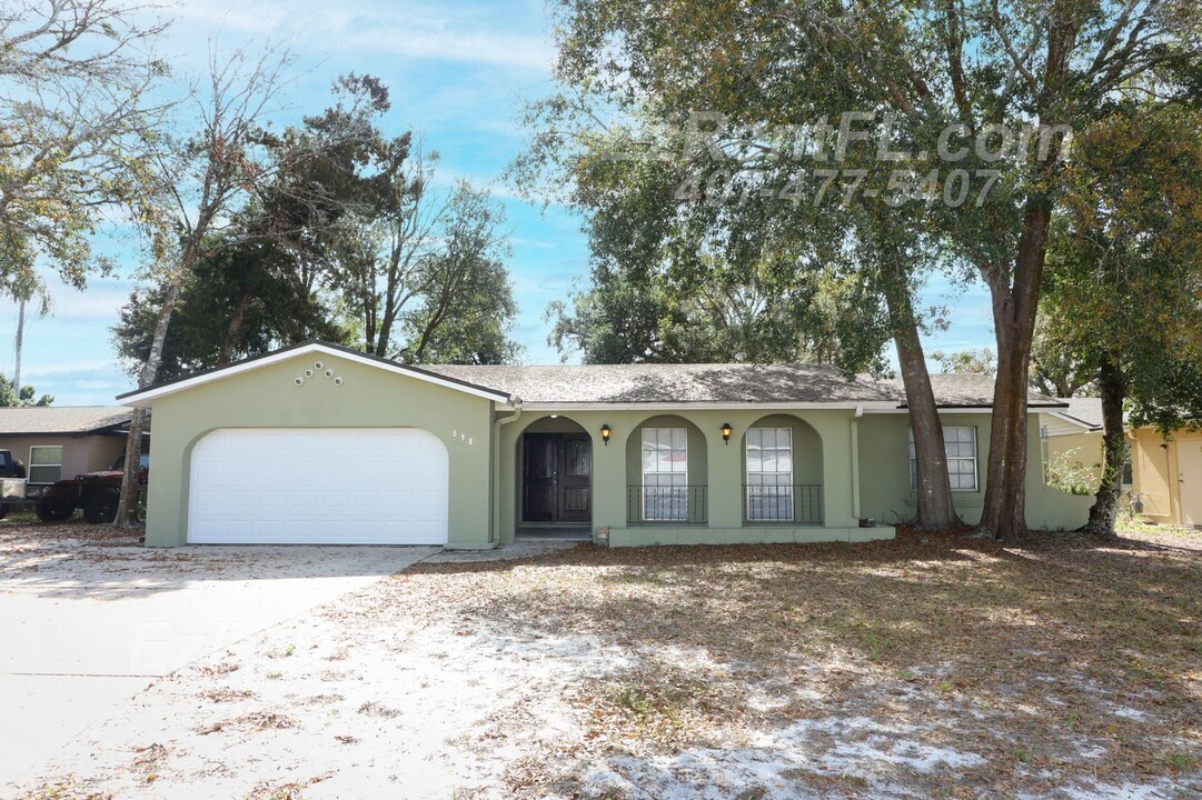 858 Bishop Dr in Altamonte Springs, FL - Foto de edificio