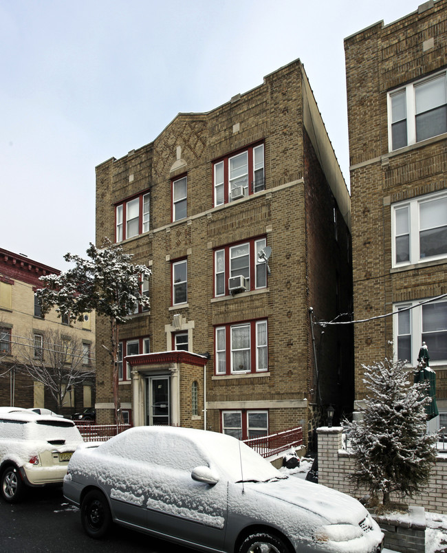 18 Oak St in Weehawken, NJ - Building Photo - Building Photo