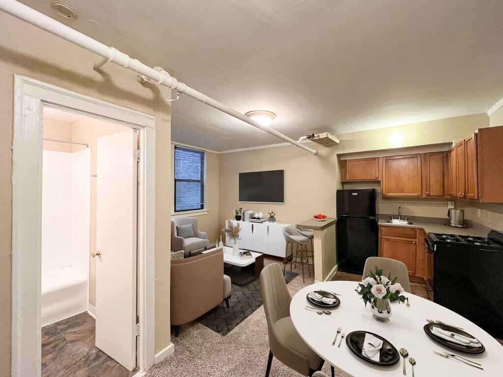 Woodlawn House Apartments in Chicago, IL