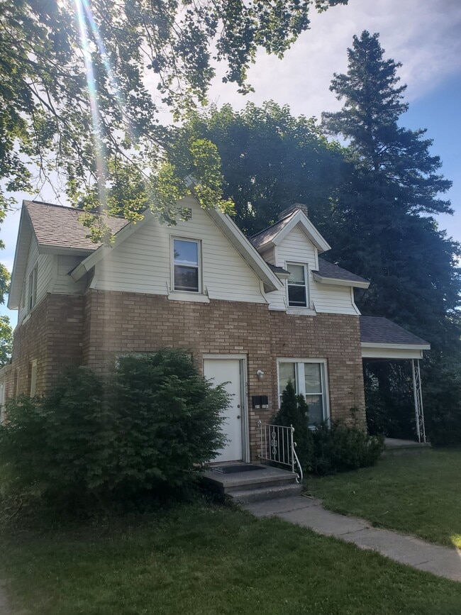 319 S Stewart Ave, Unit Back side BR 2
