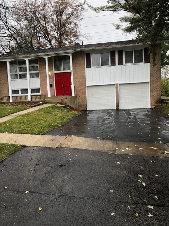 6610 MacArthur Dr in Woodridge, IL - Building Photo