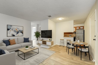 Fernwood Grove Apartments in Tampa, FL - Foto de edificio - Building Photo