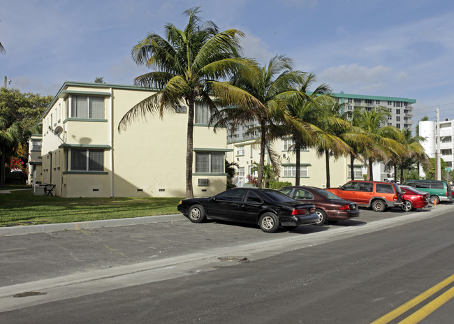 10200 E Bay Harbor Dr in Miami Beach, FL - Foto de edificio - Building Photo