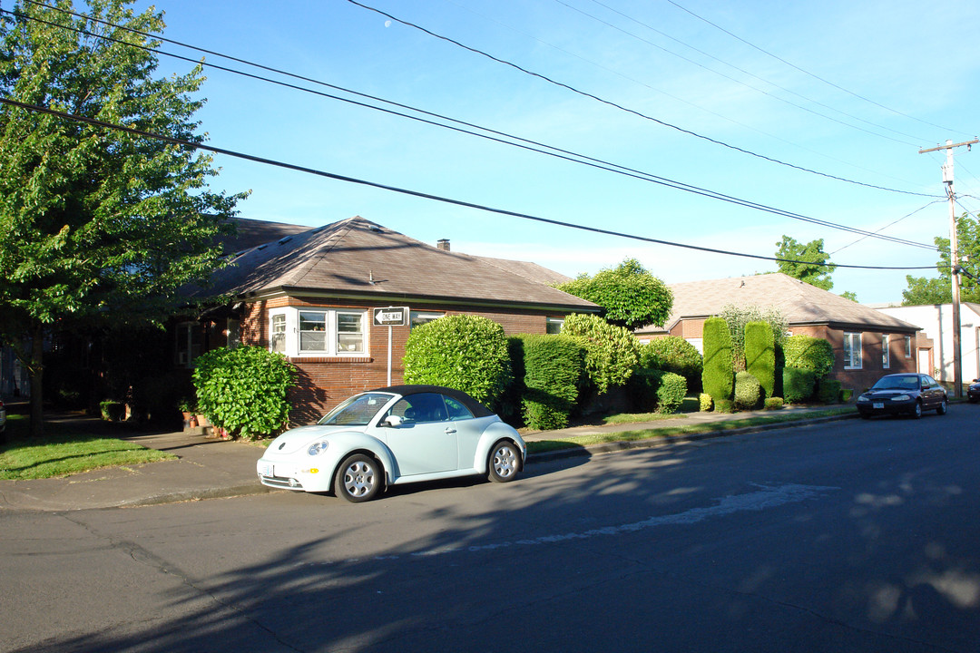 2222 NE Pacific St in Portland, OR - Building Photo