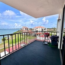 6361 Bahia Del Mar Blvd S in St. Petersburg, FL - Building Photo - Building Photo