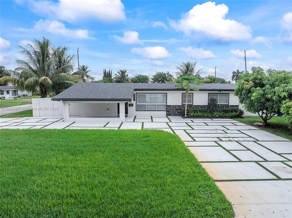 2261 Utopia Dr in Miramar, FL - Building Photo