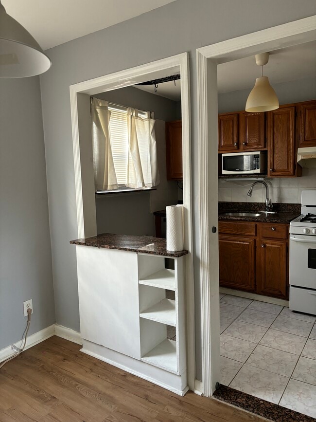 13751 68th Dr, Unit A in Flushing, NY - Building Photo - Building Photo
