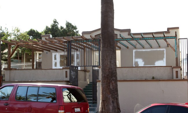 1205 Magnolia Ave in Long Beach, CA - Foto de edificio - Building Photo