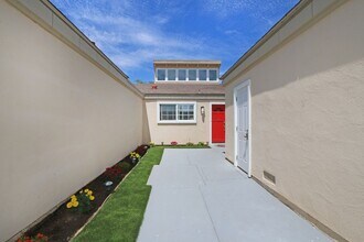 4431 Sandburg Way in Irvine, CA - Building Photo - Building Photo