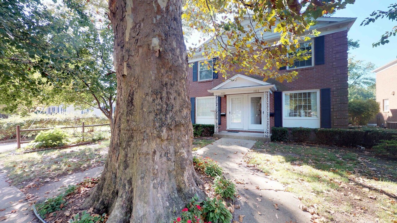1420 W Ash St in Leland Grove, IL - Building Photo
