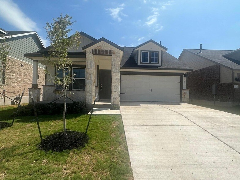 453 Alamito Ave in Kyle, TX - Building Photo