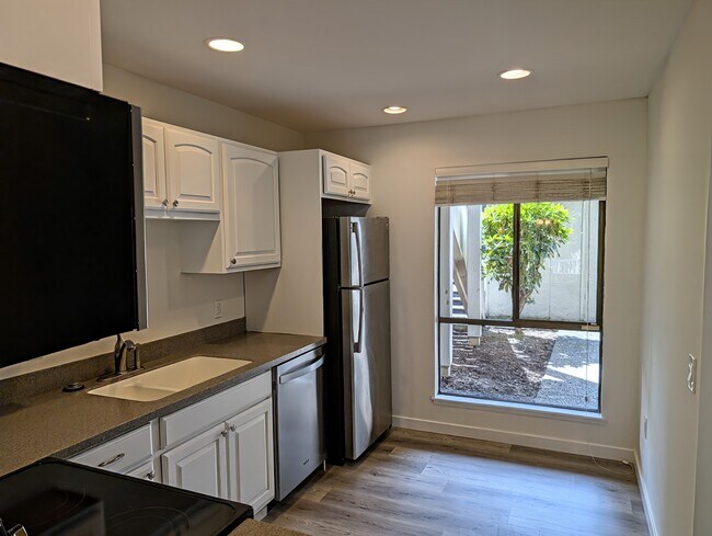 10306 NE 16th St, Unit P5 in Bellevue, WA - Building Photo - Building Photo