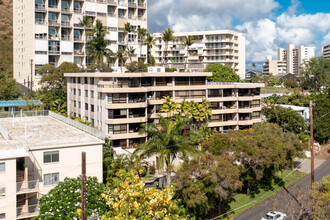 Iolani Palms in Honolulu, HI - Building Photo - Building Photo