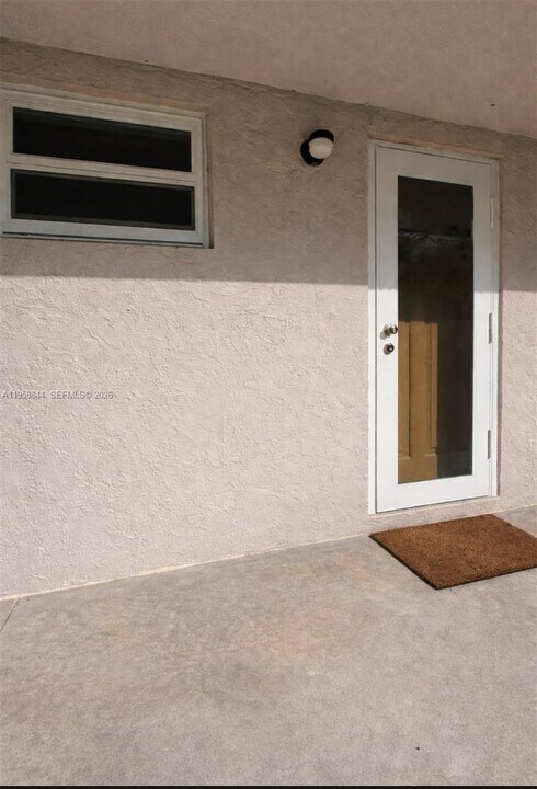 2220 SW 46th Ct in Fort Lauderdale, FL - Building Photo