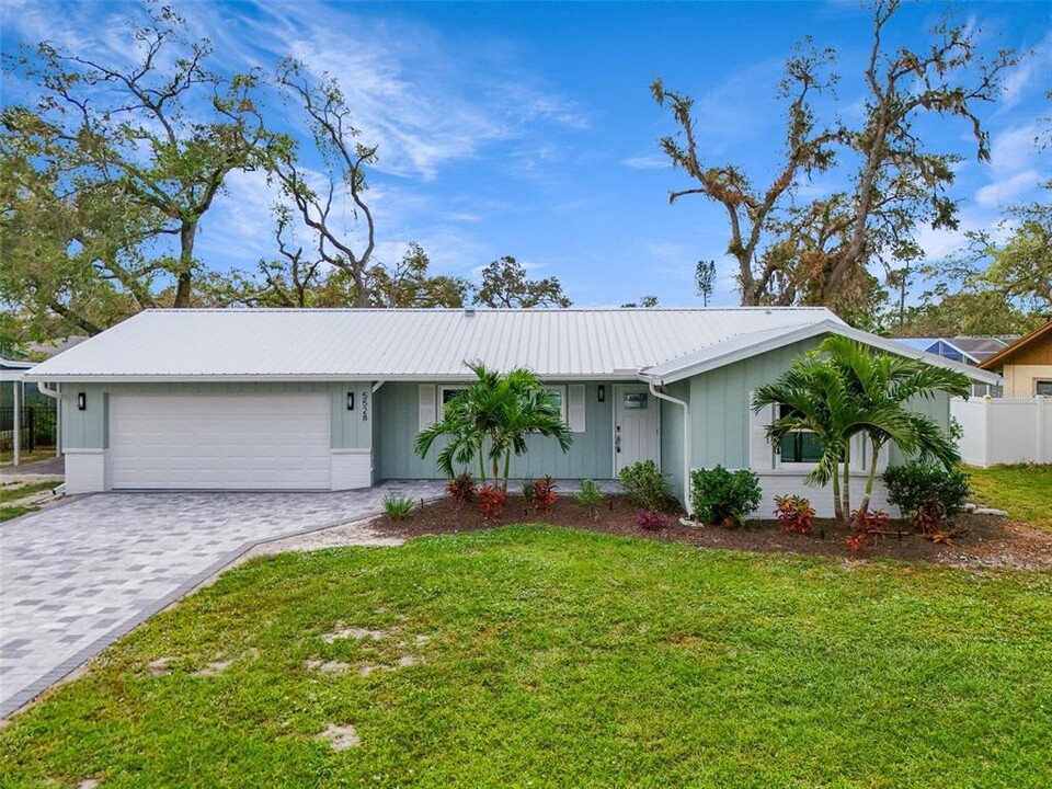 5528 Briarcliff Dr in Sarasota, FL - Building Photo