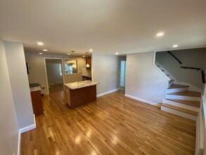 25 Neillian St in Bedford, MA - Building Photo - Building Photo