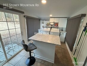 992 Stoney Mountain Rd in Rougemont, NC - Foto de edificio - Building Photo