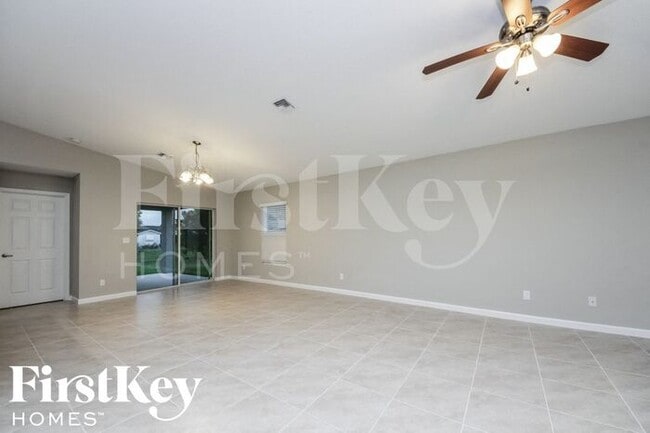 700 SW Saragossa Ave in Port St. Lucie, FL - Foto de edificio - Building Photo