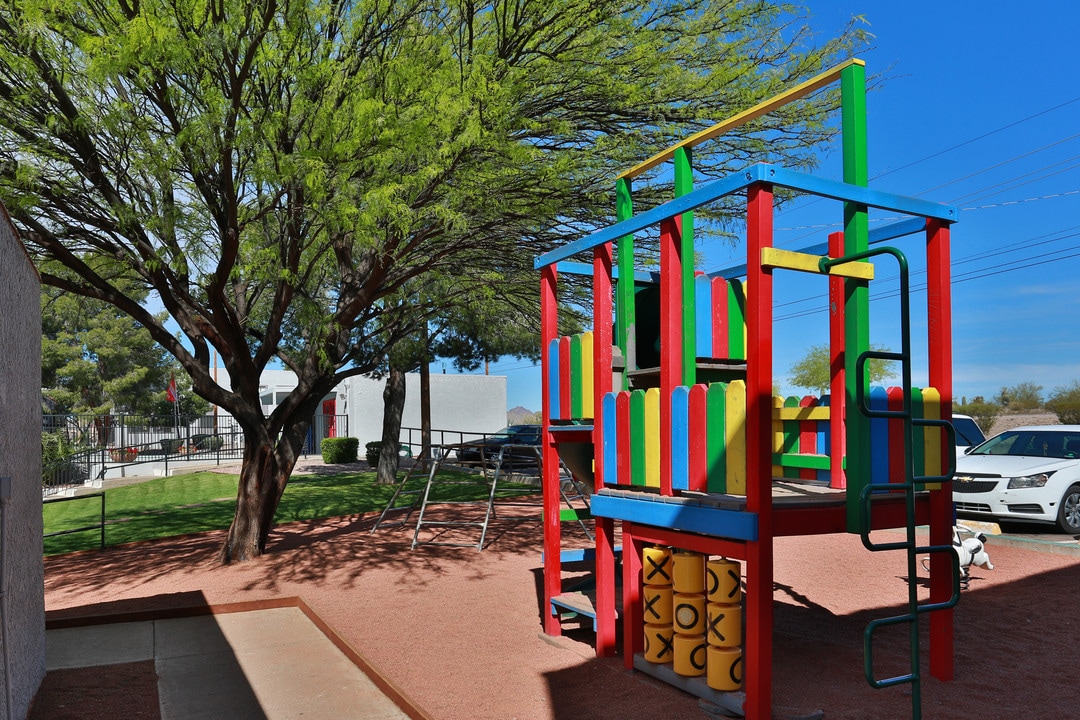Mountain Lakes Apartments in Tucson, AZ - Building Photo