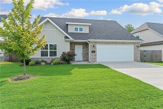 4407 SW Bison St in Bentonville, AR - Foto de edificio - Building Photo