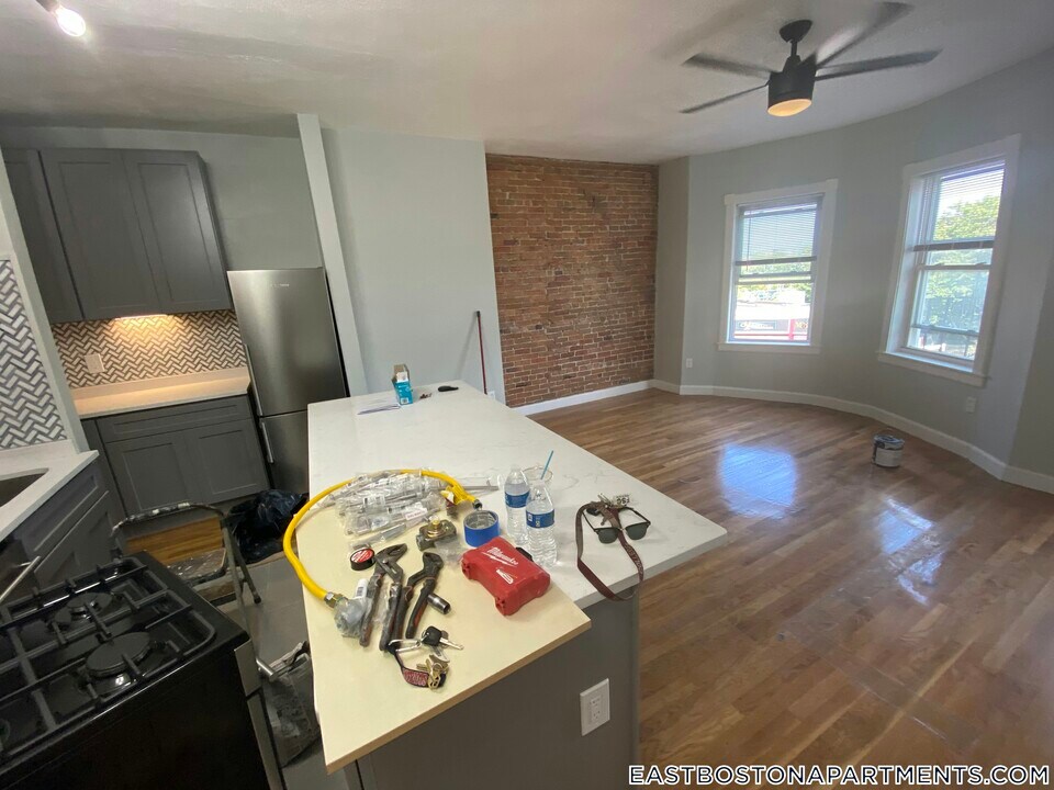 120 London St in Boston, MA - Building Photo