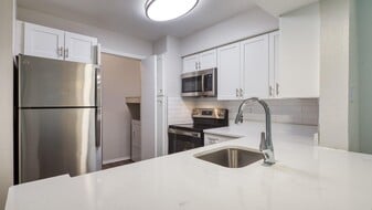 The Crest on Hampton Hollow in Silver Spring, MD - Building Photo