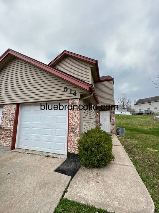 514 NE Churchill St in Lee's Summit, MO - Building Photo