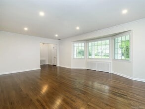 14 St Pauls Pl in Garden City, NY - Building Photo - Building Photo