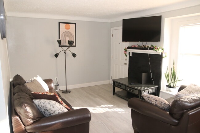 19315 Roscommon St in Harper Woods, MI - Building Photo - Building Photo