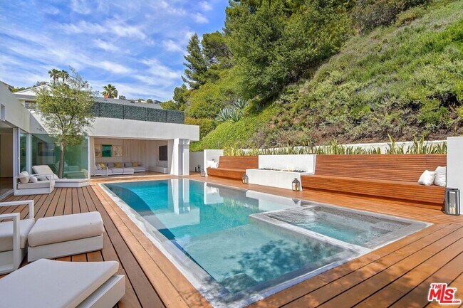 1106 N Hillcrest Rd in Beverly Hills, CA - Building Photo - Building Photo