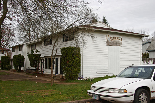 8905 SE Clackamas Rd in Clackamas, OR - Foto de edificio - Building Photo