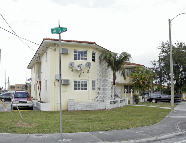 390 SW 57th Ave in Miami, FL - Foto de edificio - Building Photo