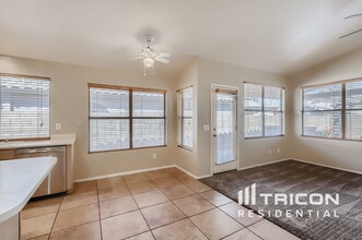 15271 W Eureka Trail in Surprise, AZ - Foto de edificio - Building Photo