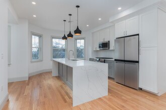 16 Church St, Unit 2 in Boston, MA - Foto de edificio - Building Photo