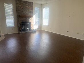 8011 Doe Meadow Dr in Austin, TX - Building Photo - Building Photo