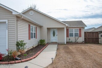 2005 Colony Plaza in Jacksonville, NC - Building Photo - Building Photo