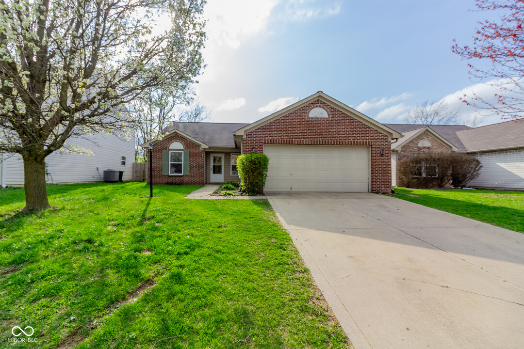 1472 Round Lake Rd in Greenwood, IN - Building Photo
