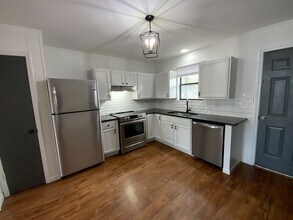 100 Ravenwood Dr in Jacksonville, NC - Building Photo - Building Photo