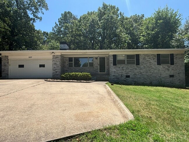 1627 W Wedington Dr