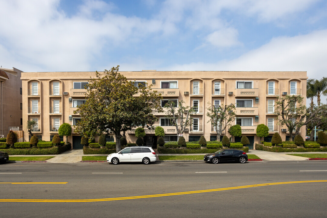 2445 S Barrington Ave in Los Angeles, CA - Building Photo