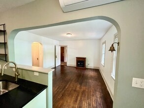 909 E St SE, Unit 8 in Washington, DC - Foto de edificio - Building Photo