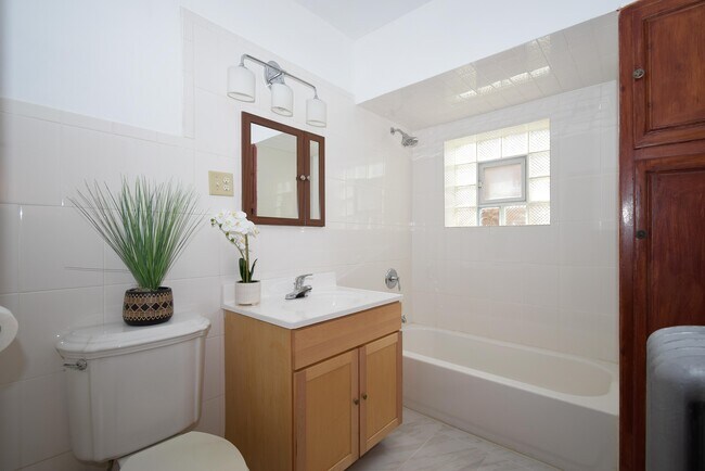 5353 W Newport Ave, Unit 2nd floor in Chicago, IL - Foto de edificio - Building Photo