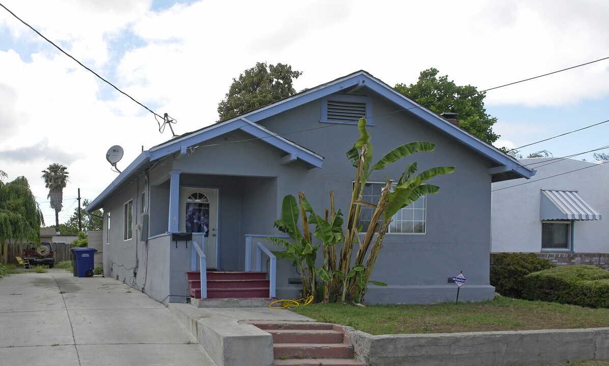 1120 Cedar St in Pittsburg, CA - Foto de edificio